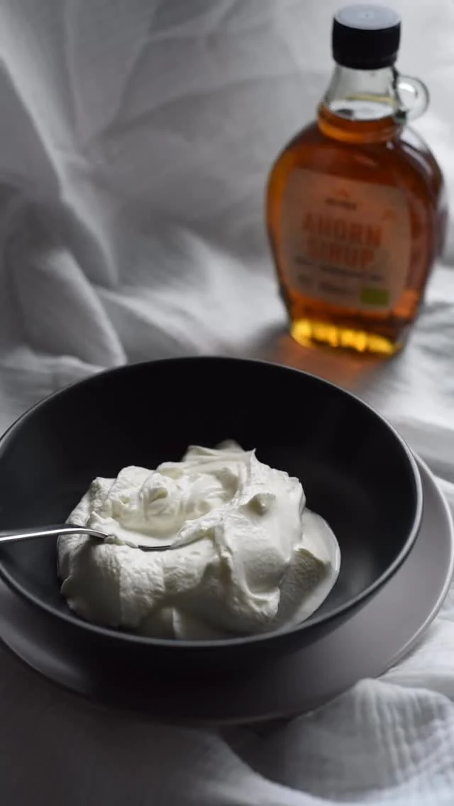✨ Protein-Power zum Frühstück oder als Snack! 200g griechischer Joghurt, 2 TL Ahornsirup, 1 TL Zimt, 150ml kalter Kaffee, 3 Reiswaffeln, Obst als Topping & ein Hauch Kakaopulver – fertig ist dein Energy-Boost mit natürlicher Süße! 🍁💪
#highproteinsnack #snack #healthyeating #breakfast #frühstücksliebe #dietrex #ohnezusatzstoffe #bioahornsirup #fastsnack #schnellerezepte #schnelleküche #maplesyrup
