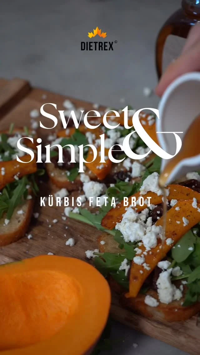 Einfach, lecker & perfekt für den Feierabend: Kürbis-Feta-Brot mit Ahornsirup

Zutaten : 150 g Kürbis (Butternut oder Hokkaido) 1 EL Rapsöl • Salz & Pfeffer 1 Scheibe Brot (ca. 80 g) 1 Handvoll Rucola 2 getrocknete Tomaten 50 g fettarmer Feta
1 EL Ahornsirup

Zubereitung:
1. Kürbis waschen (Butternut schälen), in dünne Scheiben schneiden und in Öl goldbraun braten. 
Mit Salz & Pfeffer würzen.

2. Das Brot in einer Pfanne anrösten, Rucola waschen und aufs Brot legen. 
Getrocknete Tomaten klein würfeln.

3. Alles auf dem Rucolabrot anrichten, mit Tomaten und Feta toppen. Zum Schluss Ahornsirup darüber 
gießen und genießen! 

Schnell gemacht & ein echter Soulfood-Moment im Herbst!

#maplesyrup #naturpur #natürlicheinhaltsstoffe #bio #instafood #dietrex #foodart #ohnezusatzstoffe #foodie #instafood #foodlover #healthyfood #foodstagram #delicious #homemade #herbstküche #kürbiszeit #pumpkinseason #autumnvibes #herbstrezepte #fallfood #seasonalcooking #comfortfood #einfachkochen #kochenmachtglücklich #küchenliebe #veggierecipes #quickrecipes #simplemeals