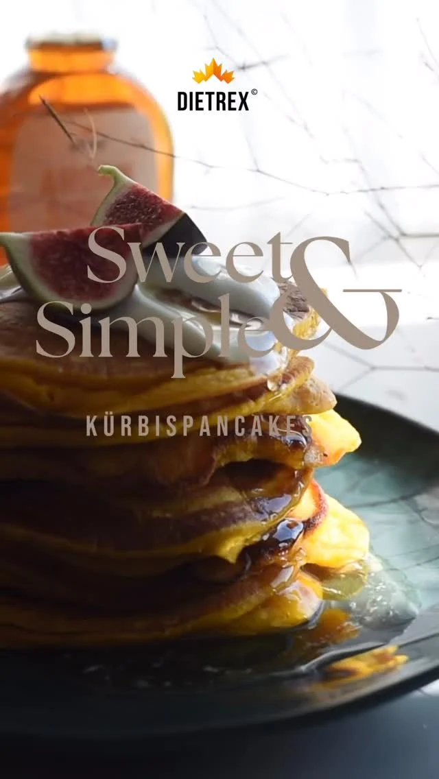 Kürbis Pancakes 

Zutaten:
* 450 g Hokkaido-Kürbis (entkernt)
* 400 g Milch
* 2 Eier
* 2 EL Ahornzucker
* 1 Prise Salz
* 1 TL Vanilleextrakt
* ½ TL Zimt
* 300 g Mehl
* 3 TL Backpulver

Zubereitung:
1. Ofen vorheizen: 160 °C Heißluft.
2. Kürbis in Stücke schneiden und weich kochen.
3. Teig vorbereiten: Kürbis mit Milch, Eiern, Ahornzucker, Salz, Vanille und Zimt fein pürieren.
4. Mehl & Backpulver mischen, in die Kürbismasse einrühren.
5. Pancakes backen: Etwas Öl/Butter in der Pfanne erhitzen, Teig portionsweise hineingeben, beidseitig goldbraun backen.
6. Servieren: Mit Ahornsirup 

Tipp: Ein cremiges Topping aus Frischkäse und Joghurt, mit Ahornsirup gesüßt und einem Spritzer Zitrone verfeinert, rundet den Geschmack perfekt ab.

#ahornsirup #maplesyrup #herbstküche #hobbykoch #hobbyköchin #biofood #fallvibes #kochenmitliebe #foodlover #soulfood #autumnrecipes #organicfood #seasonalfood #cozyseason #veganfood #bioprodukt #kürbispancakes #rezepte #frühsück